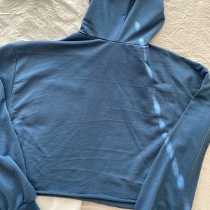 Women’s cropped hoodie.